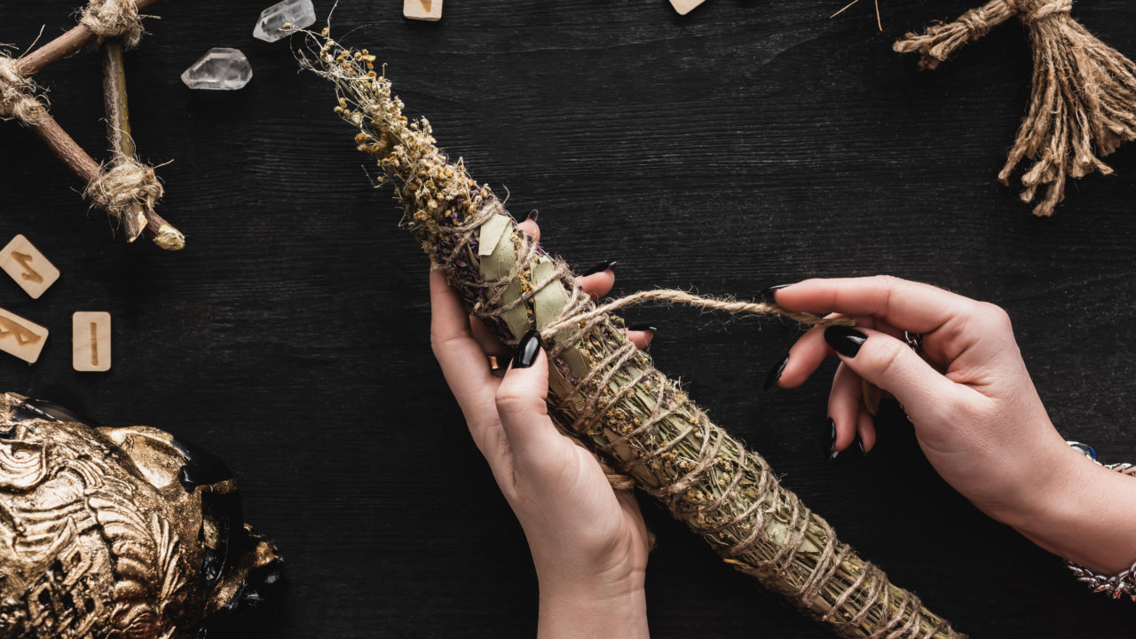 https://www.astriefuturo.it/wp-content/uploads/2020/07/top-view-of-woman-holding-dried-herbs-near-runes-v-LCNUJ7X-1280x720.jpg