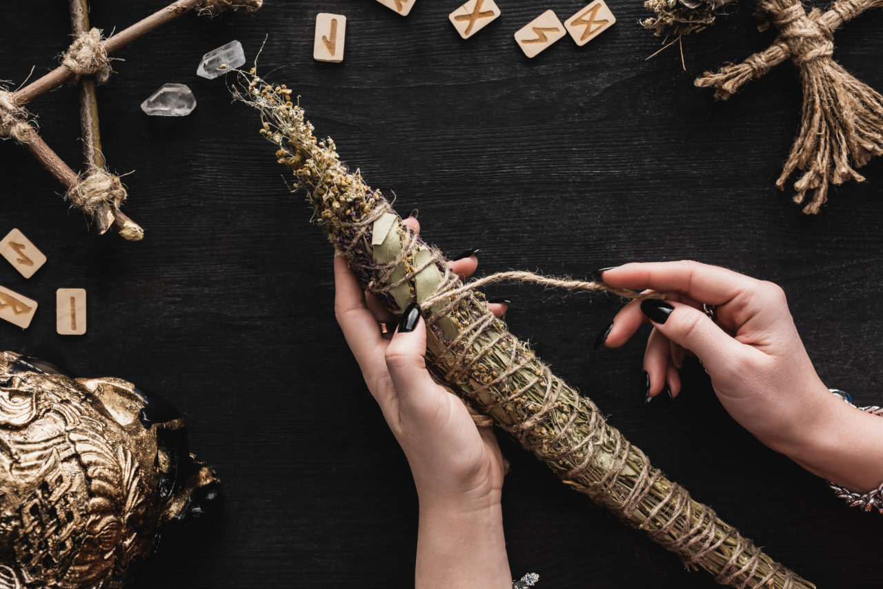 https://www.astriefuturo.it/wp-content/uploads/2020/07/top-view-of-woman-holding-dried-herbs-near-runes-v-LCNUJ7X-1280x854.jpg